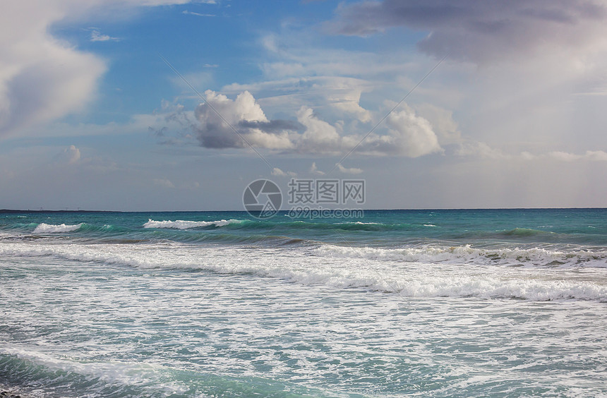 个人站码头上,暴风雨的天气里,大浪拍打着大海图片