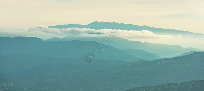 朦胧的早晨,塞浦路斯的群山轮廓图片