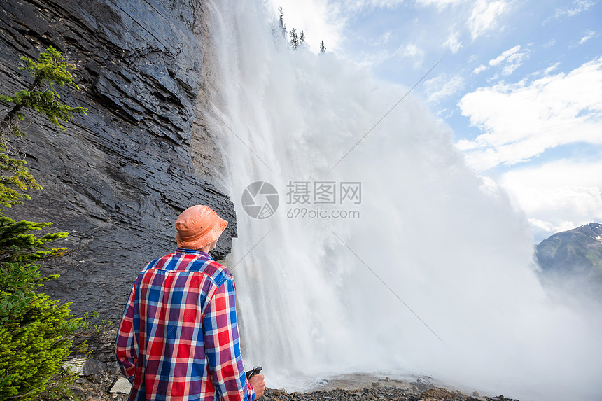 加大山区徒步旅行的人图片