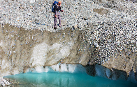 阿拉斯加山脉冰川里的徒步旅行者图片