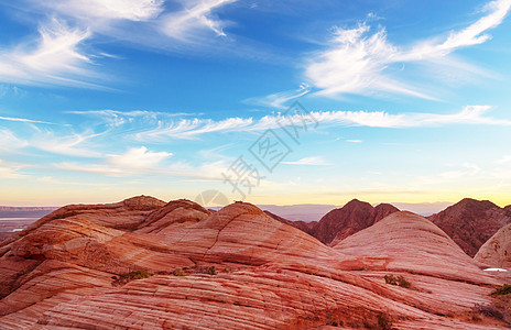 朱红色悬崖日出时的风景图片