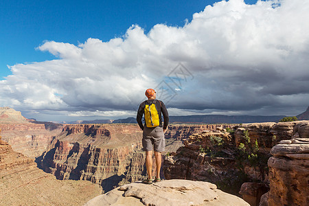 美国亚利桑那州大峡谷公园悬崖山脉上的旅行者图片