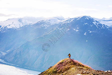 加大山区徒步旅行的人徒步旅行北美最受欢迎的娱乐活动有很多风景如画的小径图片