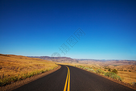 草原的道路荒芜的自然旅行背景图片