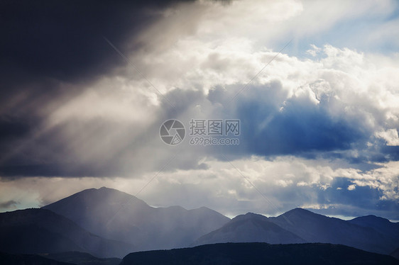 山中的夏雨戏剧的云山的轮廓图片