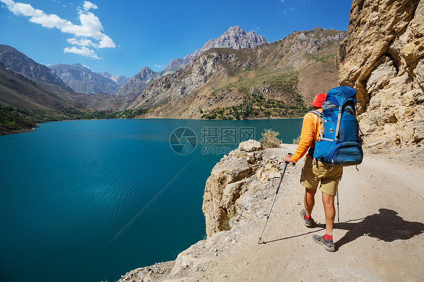 流浪的时间男子徒步旅行美丽的范恩山帕米尔,塔吉克斯坦中亚图片