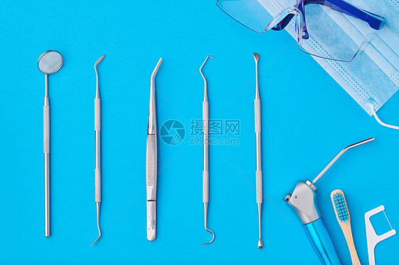 牙科工具蓝色背景顶部视图平躺牙齿护理,牙齿卫生健康理念图片