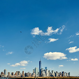 纽约市曼哈顿天际线上的哈德逊河新泽西观看图片