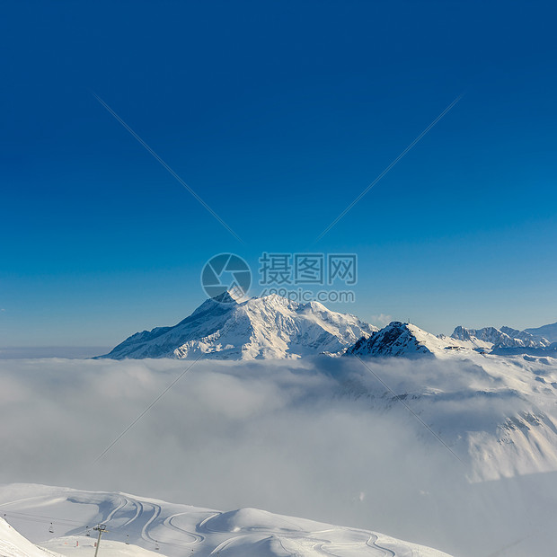 高山冬山景观低云阳光明媚的日子里,法国阿尔卑斯山上覆盖着雪瓦尔drsquoIsere,法国图片