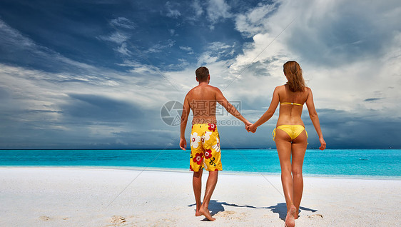 夫妇马尔代夫的热带海滩上图片