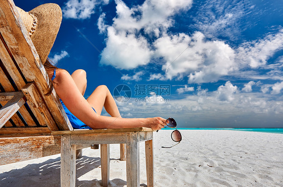 美丽海滩的女人着太阳镜图片