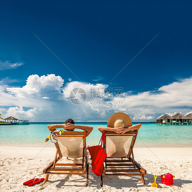 年轻夫妇马尔代夫的热带海滩上图片