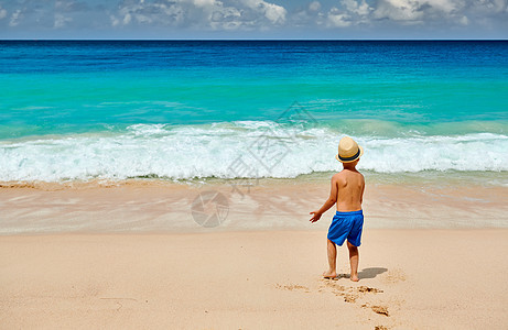 三岁的蹒跚学步的男孩海滩上散步暑假塞舌尔马赫图片