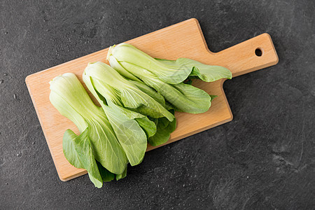 蔬菜,食物烹饪石板石背景的木制切割板上特写Bokchoy大白菜木切割板上的Bokchoy大白菜图片