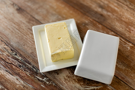 食品乳制品木桌上黄油的特写把黄油关木桌上背景图片