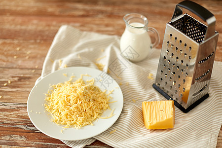 食物,烹饪饮食磨碎的奶酪,磨碎水壶牛奶木桌上把烤奶酪壶牛奶放桌子上图片