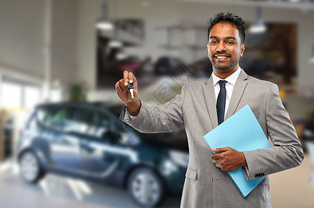汽车业务,销售人的快乐的印度汽车经销商钥匙展厅背景快乐的印度汽车经销商与汽车钥匙展厅图片