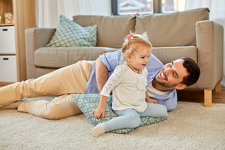家庭,父母父亲的快乐的父亲小女儿家里玩枕头父亲小女儿家图片
