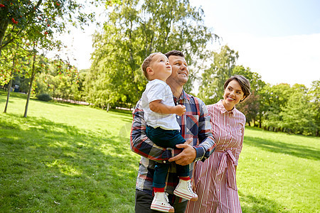家庭,休闲人的快乐的母亲,父亲小儿子夏季公园夏天公园的幸福家庭图片