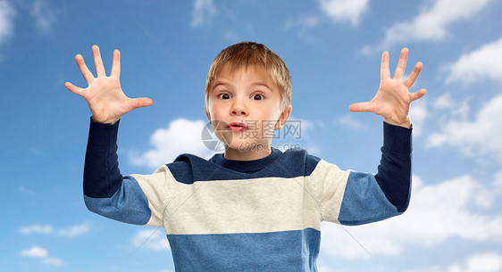 童年,表情人的小男孩蓝天云背景上玩条纹套头衫的肖像小男孩蓝天上玩耍图片