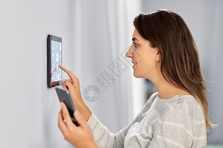自动化,物联网技术女用平板电脑智能手机智能家居用平板电脑智能手机的女人图片