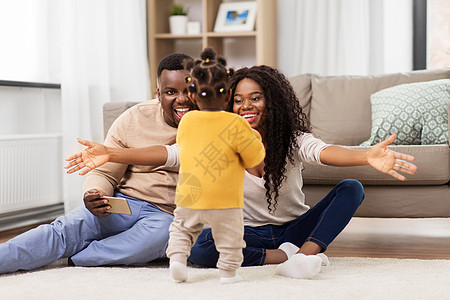 家庭,父母人的快乐的非裔美国人母亲父亲家里婴儿女儿玩耍非洲家庭家里婴儿女儿玩图片