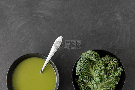 蔬菜,食物烹饪甘蓝卷心菜奶油汤陶瓷碗与勺子石板石背景甘蓝卷心菜奶油汤用勺子盛碗里图片