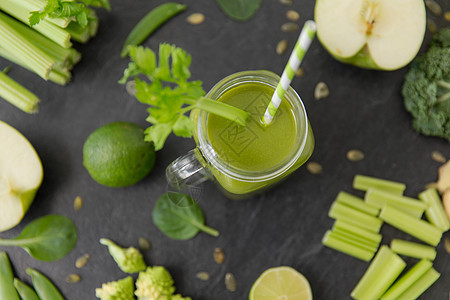 健康饮食,食物素食饮食玻璃杯与新鲜的绿色果汁或冰沙,水果蔬菜石板石背景用绿色蔬菜汁玻璃杯图片