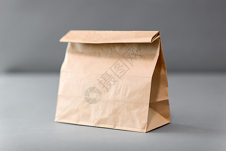 回收,再利用生态次棕色外卖食品纸袋与午餐桌子上带午餐的纸袋外卖食物背景图片