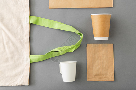 食品饮料包装,回收再利用外卖纸咖啡杯帆布购物袋灰色背景外卖食品饮料包装材料图片