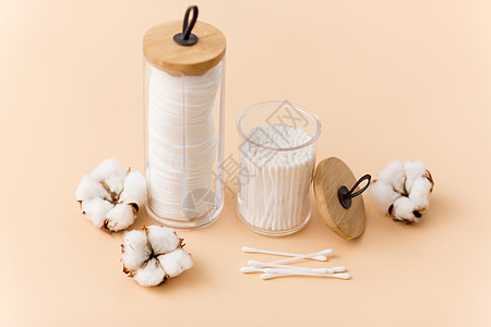 美容卫生棉垫棉签的持有人米色背景保持架中的白色棉垫棉签背景图片