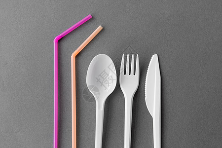 饮食,回收生态白色次塑料叉子,刀勺子与粉红色吸管灰色背景次塑料叉子,刀,勺子吸管图片