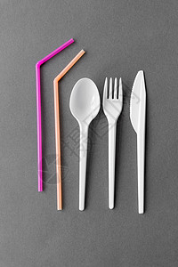 饮食,回收生态白色次塑料叉子,刀勺子与粉红色吸管灰色背景次塑料叉子,刀,勺子吸管图片