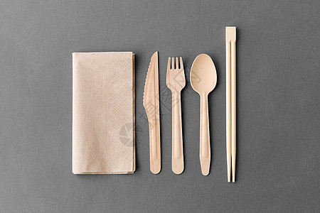 餐具,回收生态友好的木制次勺子,叉子,刀与筷子纸巾灰色背景木勺,刀筷子背景图片