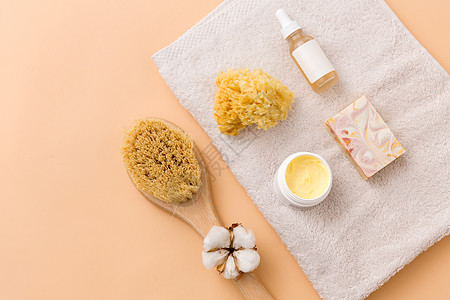 美容,水疗健康精心制作的肥皂棒,天然刚毛木刷,身体黄油与海绵精油浴巾上浴巾上的肥皂刷子海绵身体黄油图片