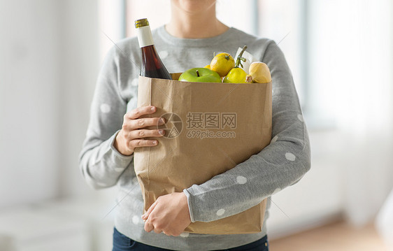 购物,健康饮食生态友好的妇女与纸袋充满食物用装满食物的纸袋把女人关起来图片