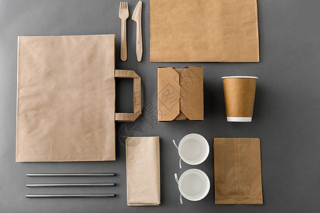 包装,回收饮食次纸容器的外卖食品与杯子,袋子,餐巾纸餐具桌子上次纸外卖食品包装材料图片