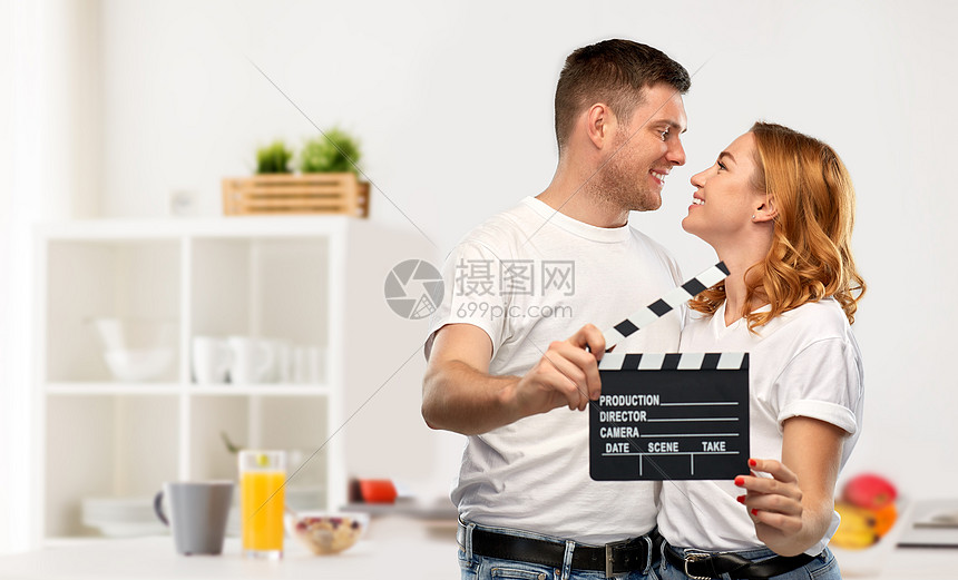制作,电影制作娱乐幸福夫妇的肖像白色t恤与键盘家庭厨房背景幸福的夫妇穿着白色T恤夹板图片