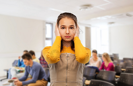 学校,教育人的强调十几岁的学生女孩耳朵手的讲堂背景学生女孩学校用手闭耳图片