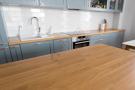 室内烹饪现代厨房柜台木制桌子家里家庭厨房内部与柜台桌子图片