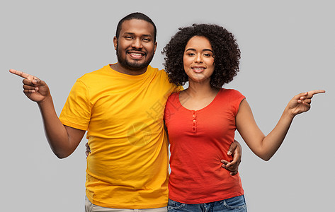 关系人的快乐的非裔美国人夫妇灰色背景快乐的非裔美国人夫妇图片