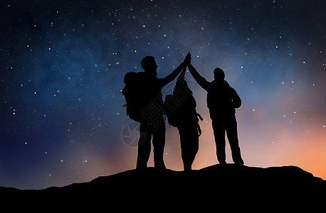 旅行,徒步旅行成功群旅行者或朋友星空或背景上的山边做高五个手势旅行者星空上制造高五图片