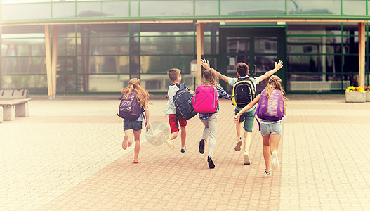 小学教育,友谊,童年人的群快乐的小学生,背包户外跑步群快乐的小学生跑步图片
