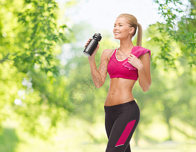 斑点女健身,斑点人的快乐微笑运动的女人喝水瓶子绿色的自然背景运动的女人瓶子里喝水背景