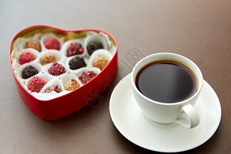 糖果,糖果食品糖果红色心形巧克力盒咖啡棕色背景心形巧克力盒咖啡中的糖果图片