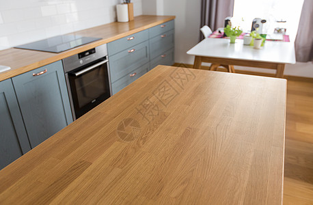 现代厨房内部木制桌子与柜台图片