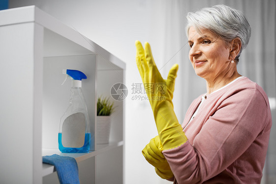 清洁,家务家务高级妇女家里戴防护橡胶手套高级妇女戴上保护橡胶手套图片
