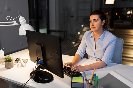 商业,截止日期技术女商人与电脑工作夜间办公室女商人夜间办公室做电脑工作图片