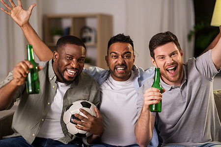 友谊,体育娱乐快乐的男朋友与足球啤酒支持足球队家里朋友或球迷带着球啤酒家图片