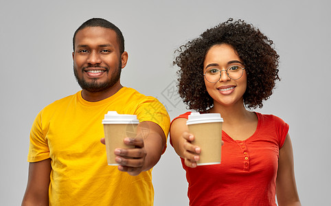 关系人的幸福的微笑非裔美国人夫妇带着带外卖的咖啡杯灰色的背景幸福的非裔美国人夫妇带着咖啡杯图片